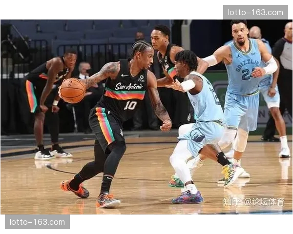 灰熊进攻逻辑：莫兰特弧顶持球，射手群环伺伺机切入